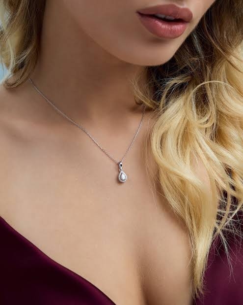 Gold Pendants with Lab-Grown Diamonds | Essenti