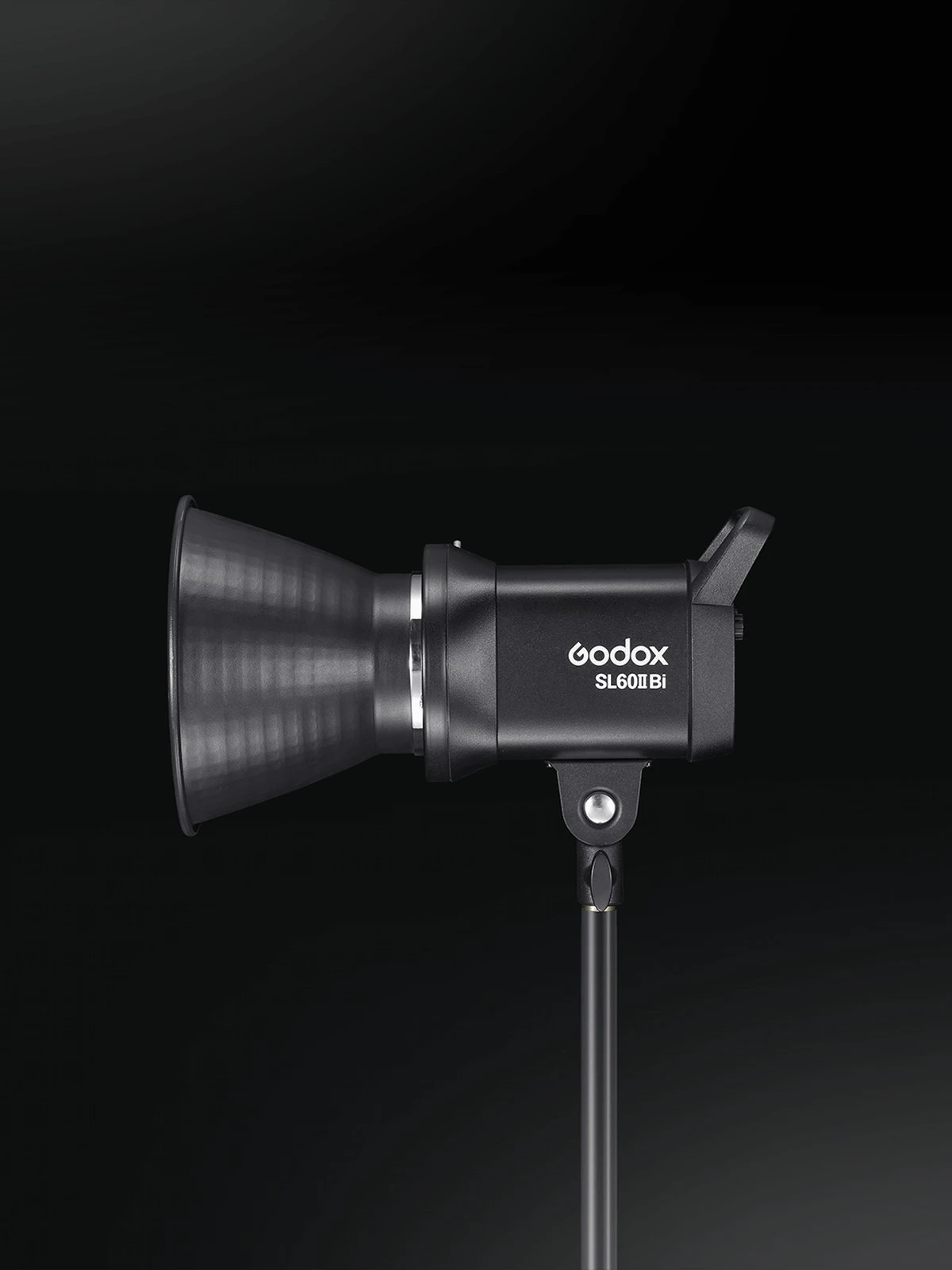 Моноблок Godox SL60IIBi у профіль із встановленим конічним рефлектором на байонет Bowens